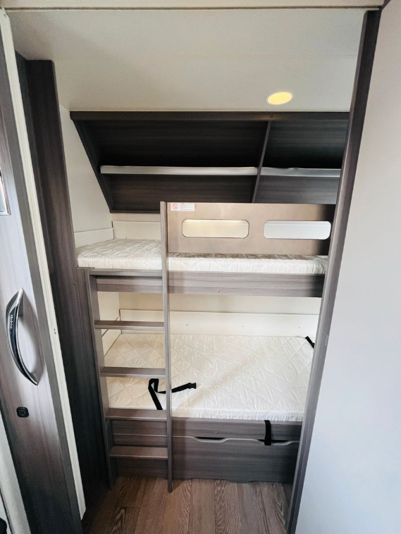 Beispiel für ein modernes Etagenbett im Wohnwagen.