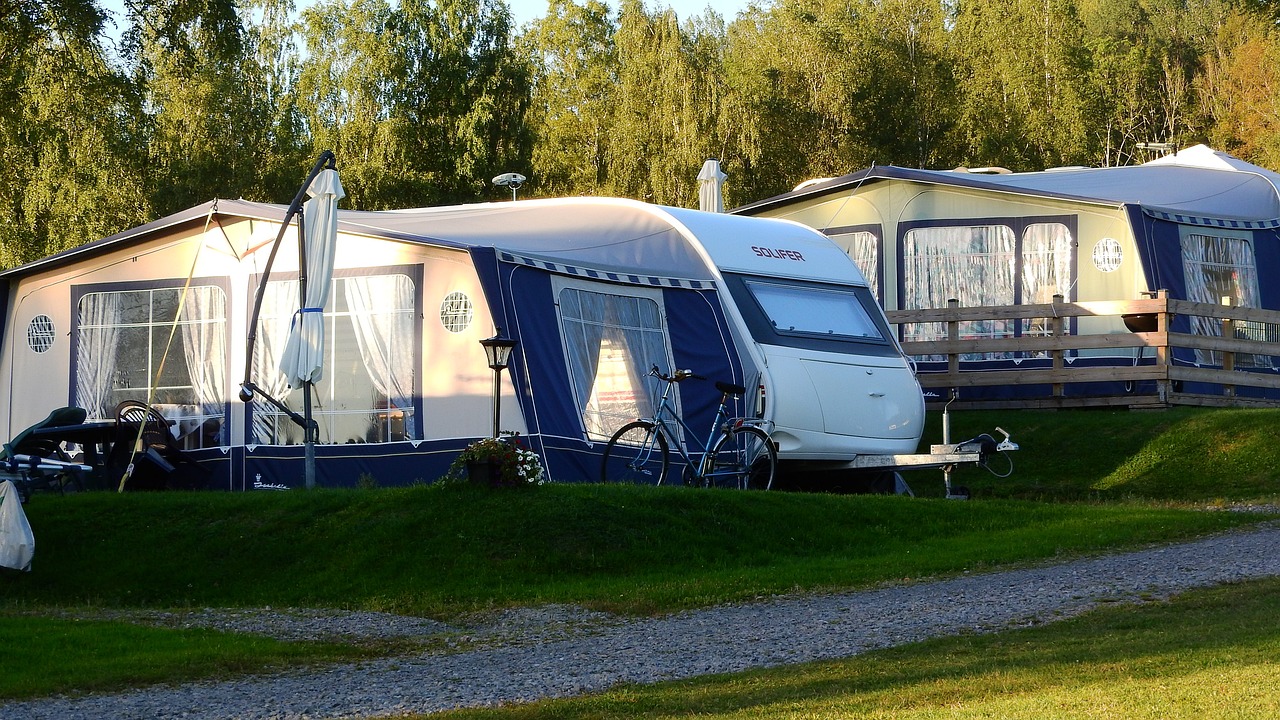 Ansicht von Vorzelten auf einem Campingplatz.