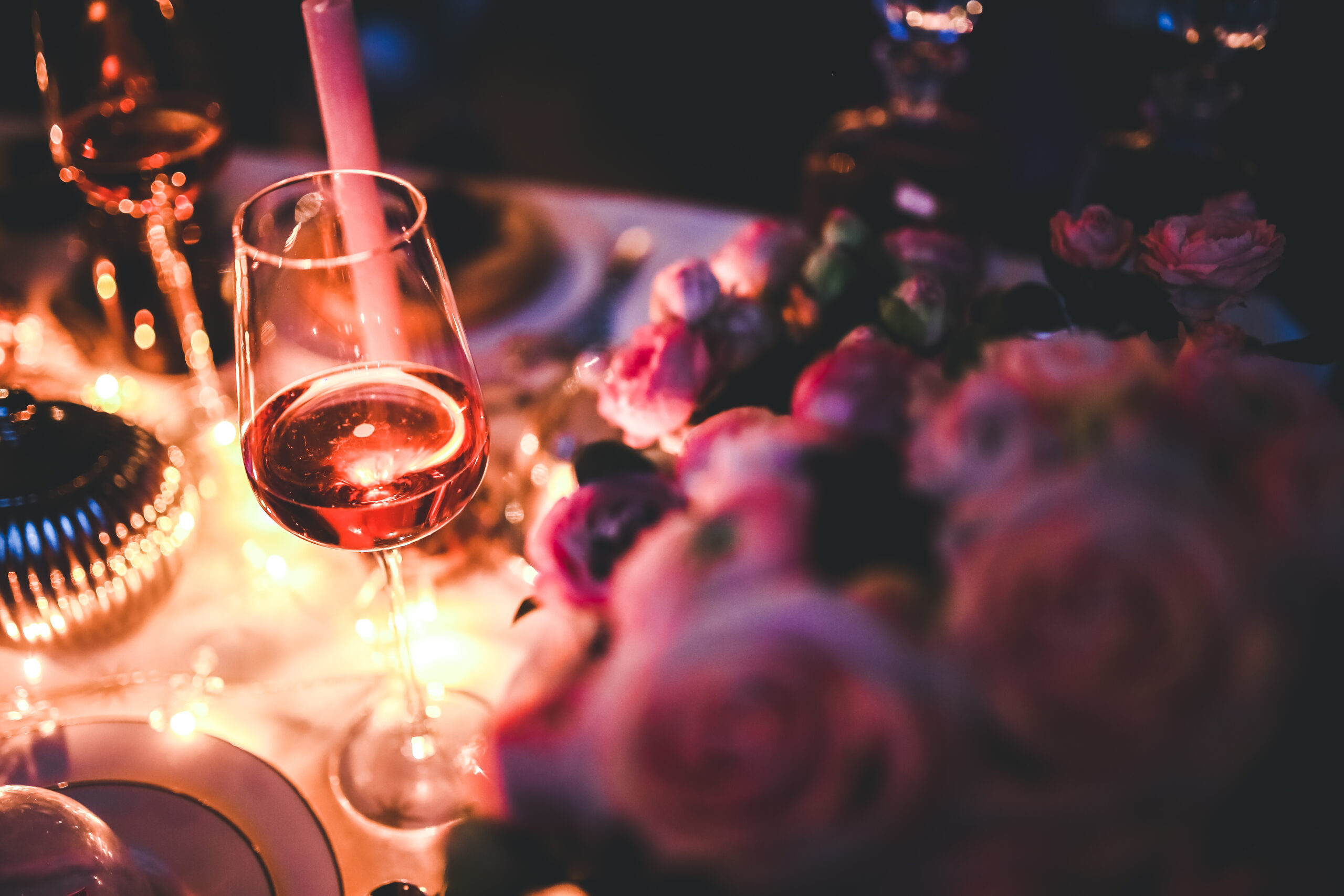 Blick auf eine romantisch gedeckten Tisch mit Sektgläsern und Blumen.