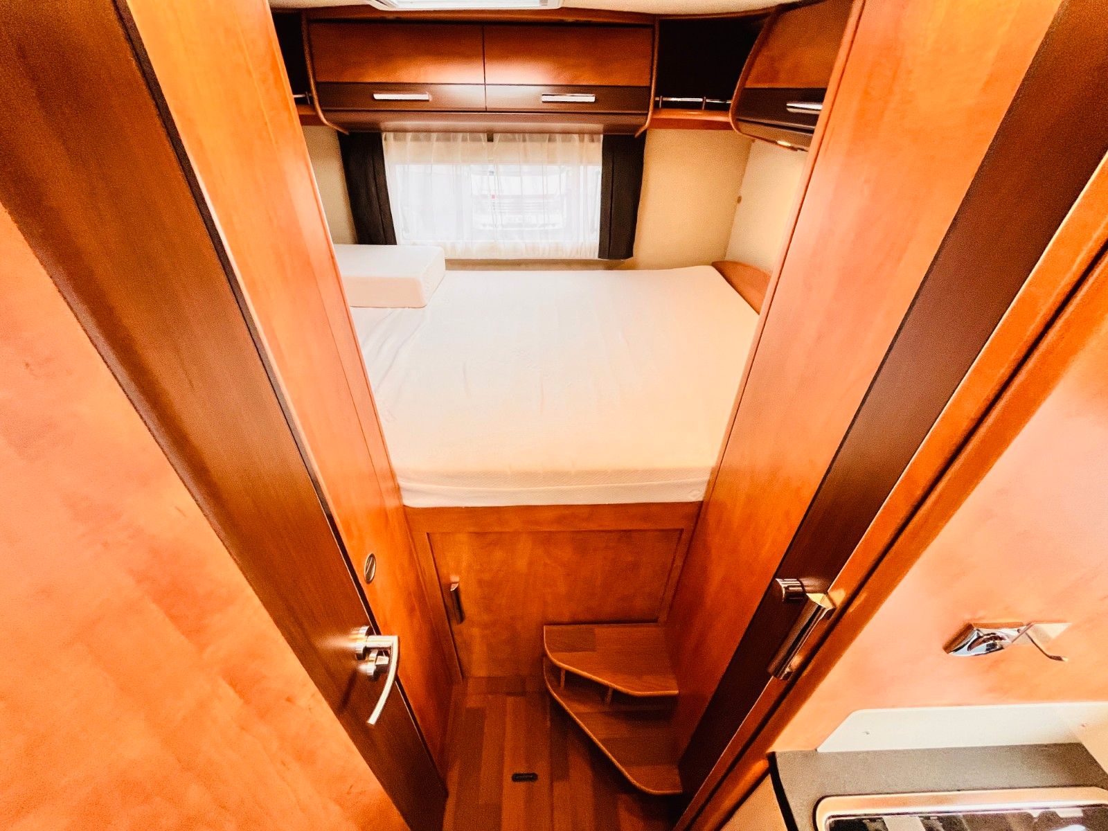 Fahrzeugabbildung Carthago C-TOURER T 142 QUERBETT SAT TV 1.HAND