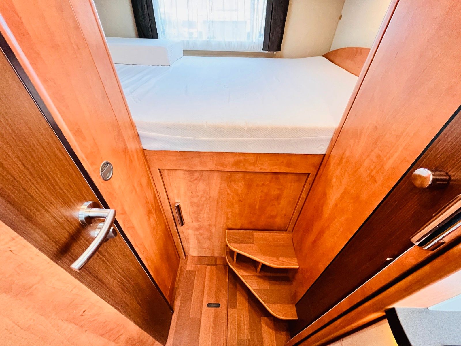 Fahrzeugabbildung Carthago C-TOURER T 142 QUERBETT SAT TV 1.HAND