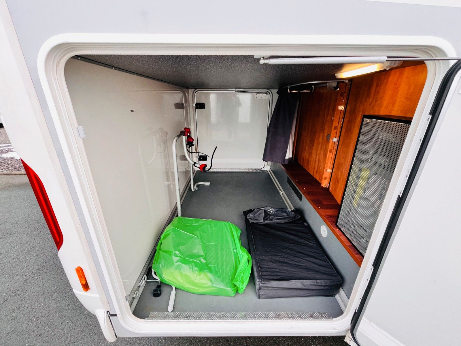 Fahrzeugabbildung Carthago C-TOURER T 142 QUERBETT SAT TV 1.HAND