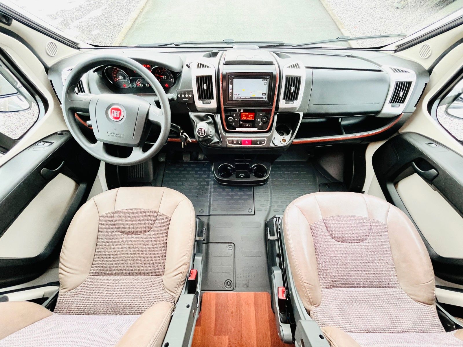 Fahrzeugabbildung Carthago C-TOURER T 142 QUERBETT SAT TV 1.HAND
